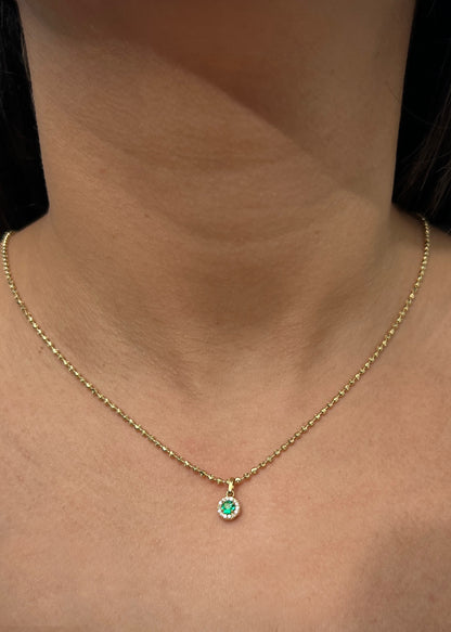 Dije con 17pts de esmeralda y 10pts de diamantes 0.65gr / Largo 1.1cm / Oro Amarillo (Joya) P