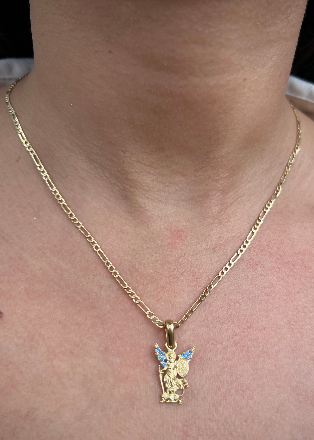 Dije arcangel san miguel con swarovski azul 1.95gr / Largo 2.3cm — Oro Amarillo