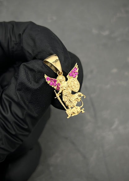 Dije arcangel san miguel con swarovski fucsia 1.95gr / Largo 2.3cm / Oro Amarillo Nac B