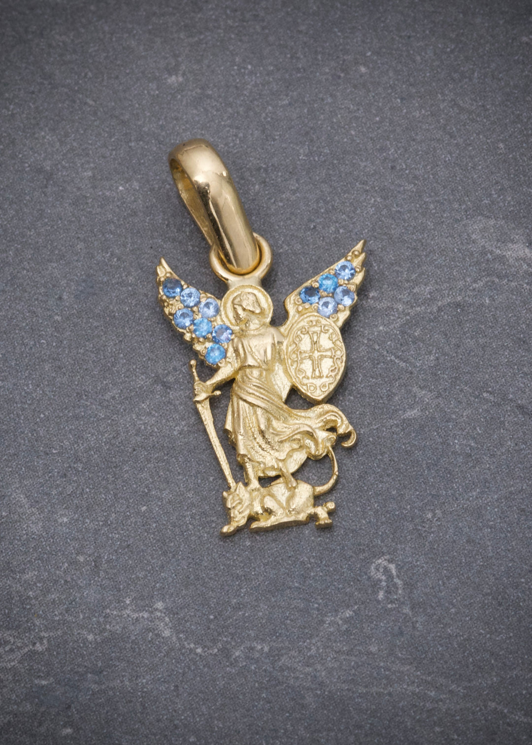 Dije arcangel san miguel con swarovski azul 1.95gr / Largo 2.3cm — Oro Amarillo