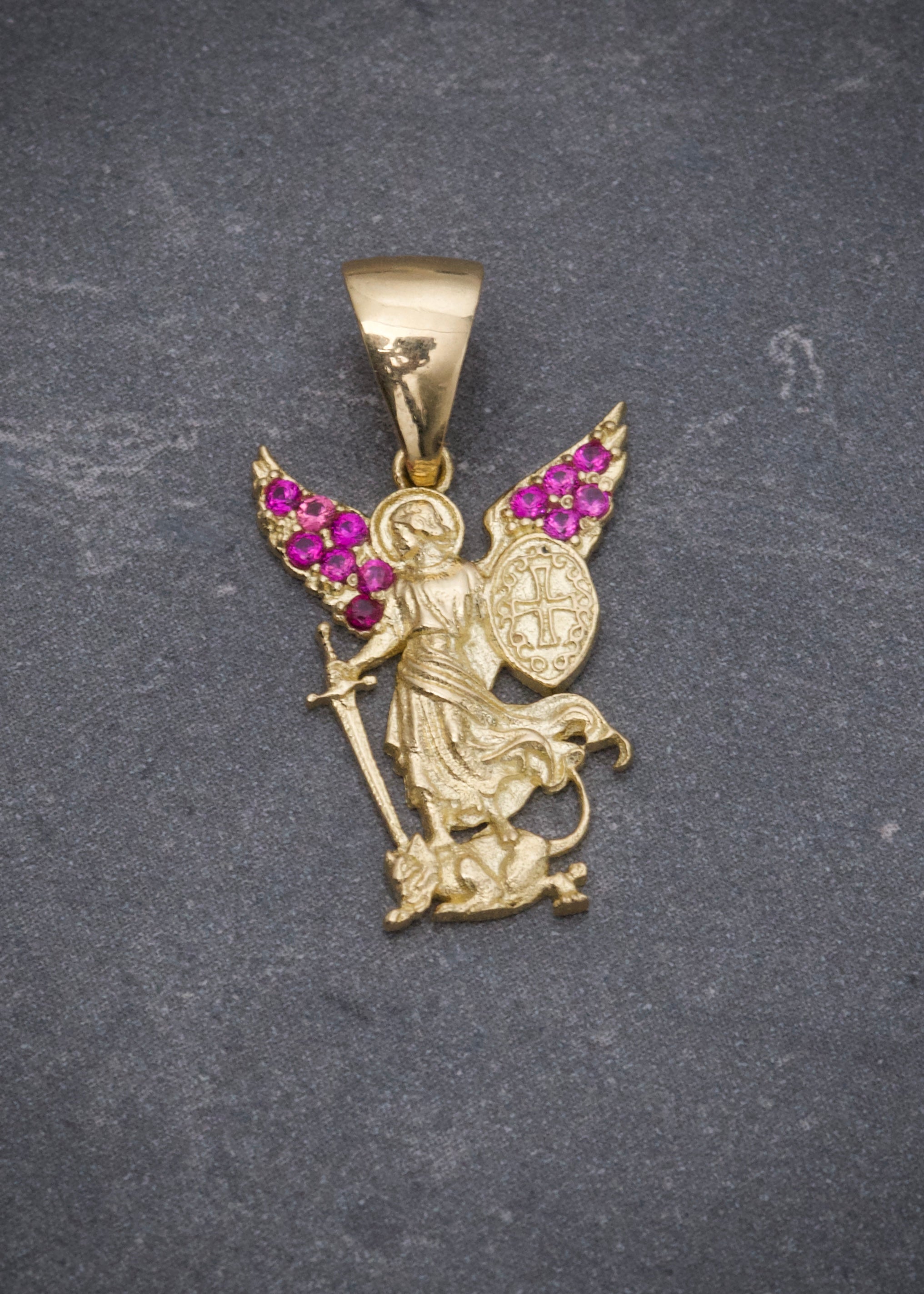 Dije arcangel san miguel con swarovski fucsia 1.95gr / Largo 2.3cm / Oro Amarillo Nac B
