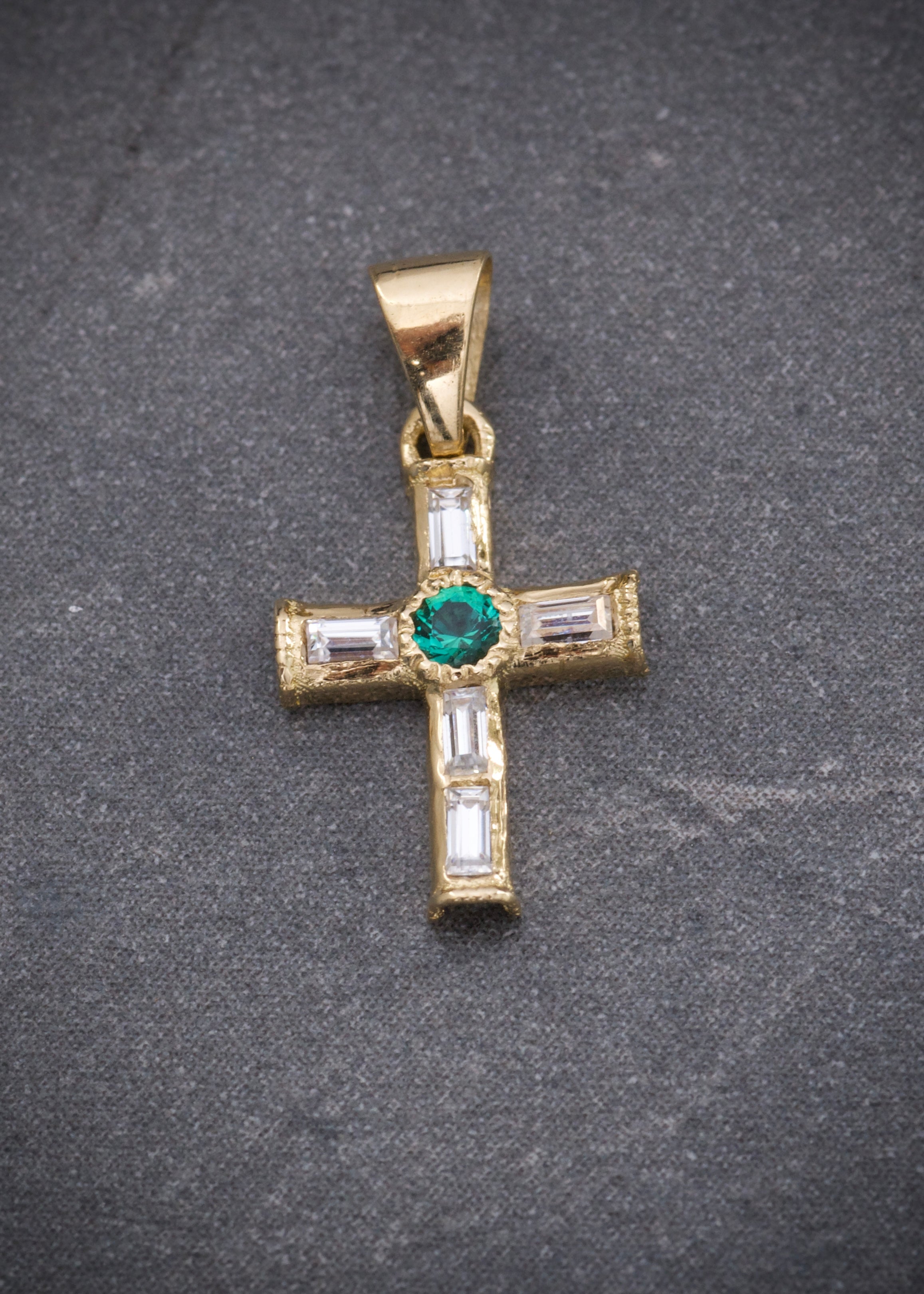 Dije cruz con 12pts moissanita verde y blanco 0.3gr / Largo 1.5cm / Oro Amarillo (Joya) P