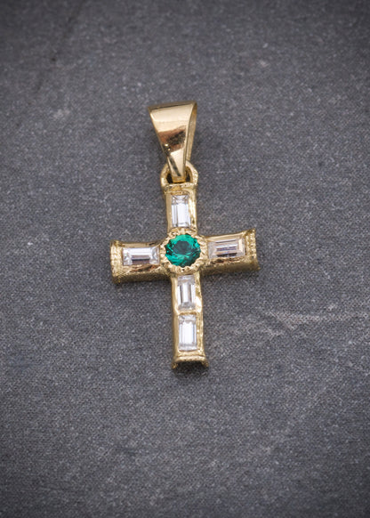 Dije cruz con 12pts moissanita verde y blanco 0.3gr / Largo 1.5cm / Oro Amarillo (Joya) P