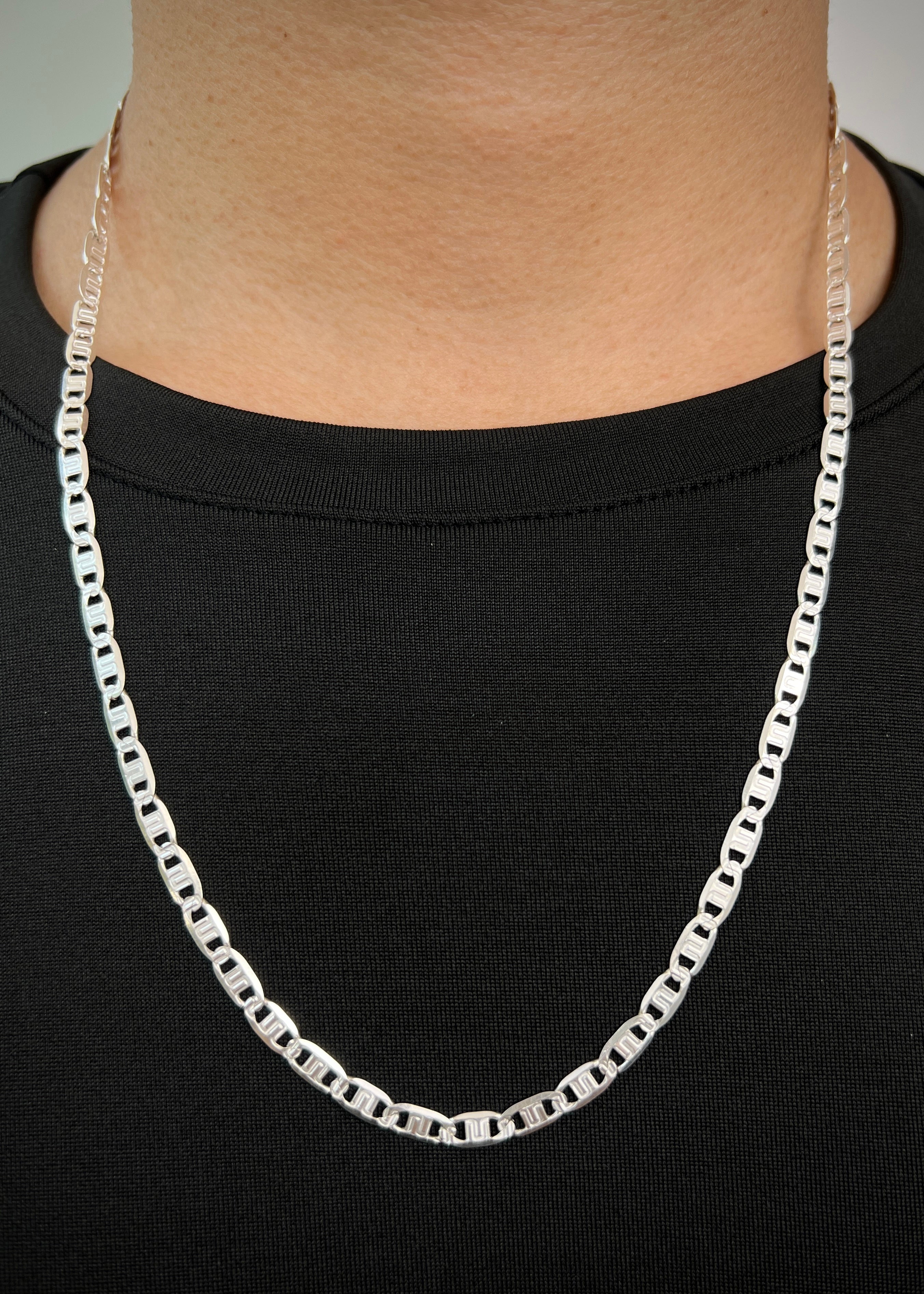 Cadena plana con grabado 13.3gr / Largo 60cm / — — Plata