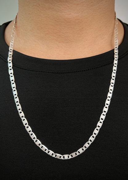 Cadena plana con grabado 13.3gr / Largo 60cm / — — Plata