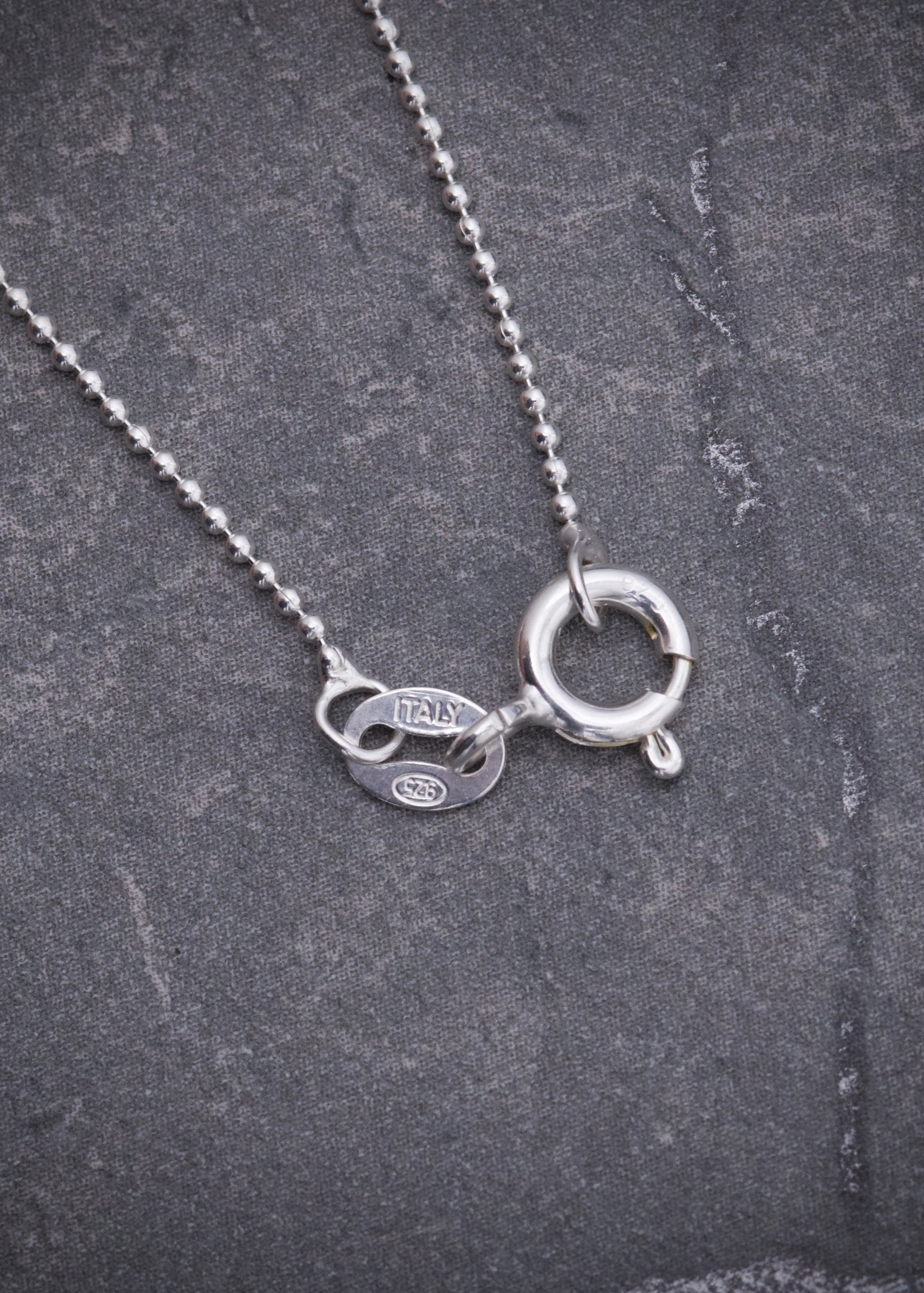 Cadena militar 1.45gr / Largo 40cm / — — Plata