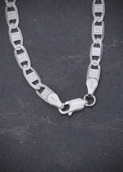 Cadena plana con grabado 13.35gr / Largo 60cm / — — Plata