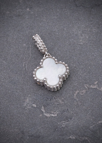 Dije lucky clover piedra blanca 1gr / Largo 1.6cm / Oro Blanco Nac B