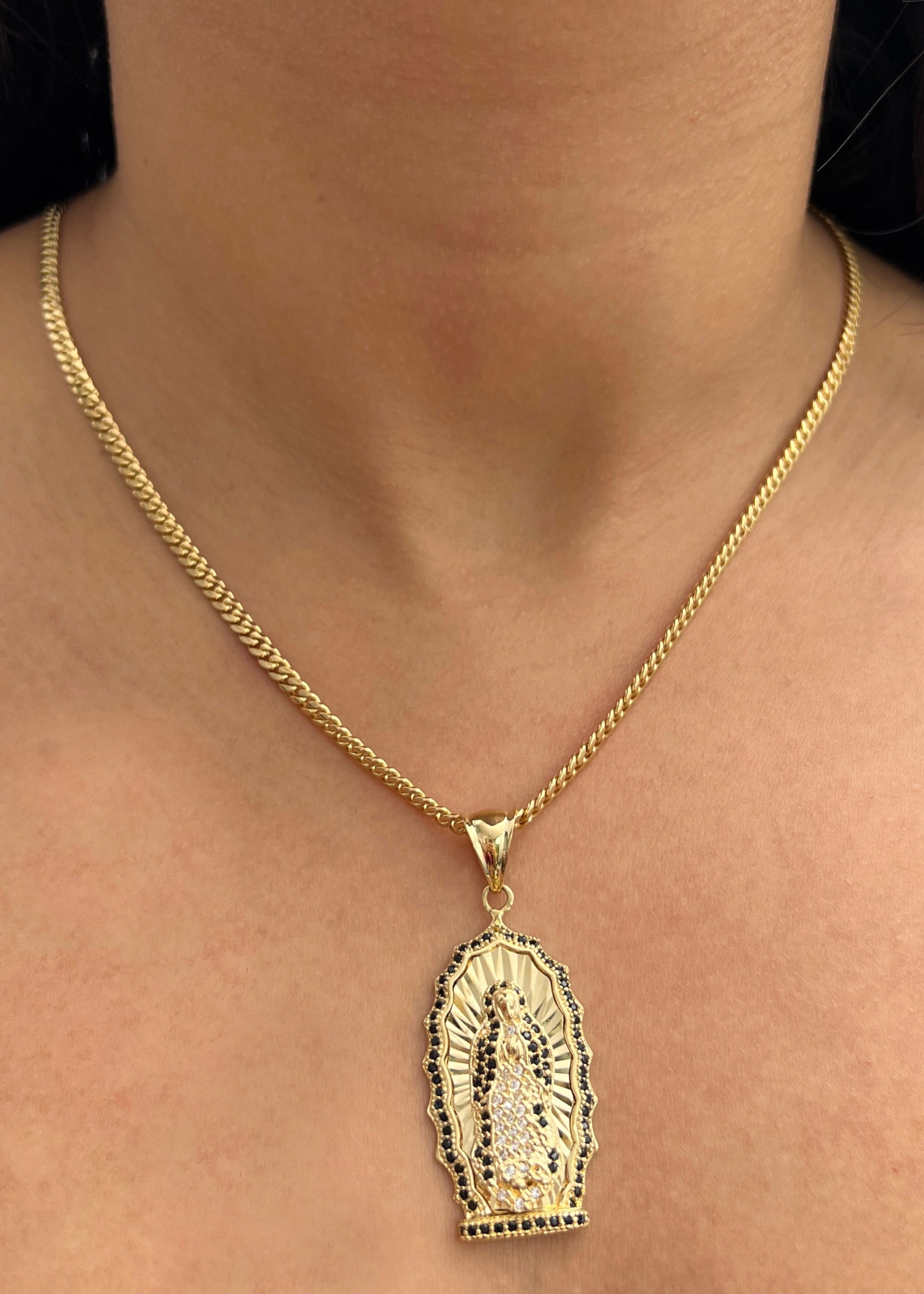 Dije virgen de guadalupe con swarovski negro y blanco 11.9gr / Largo 5cm / Oro Amarillo Nac B