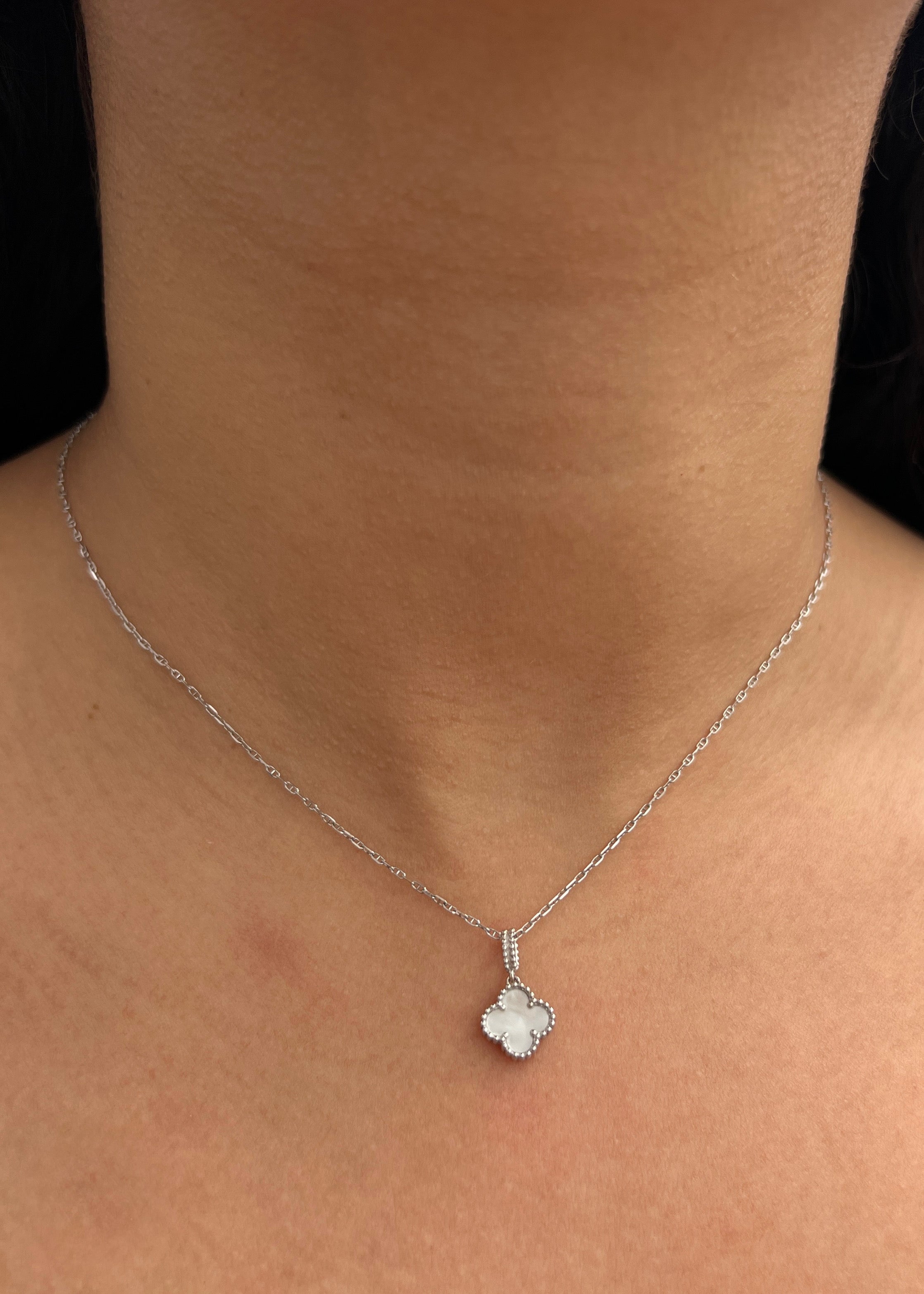 Dije lucky clover piedra blanca 1gr / Largo 1.6cm / Oro Blanco Nac B