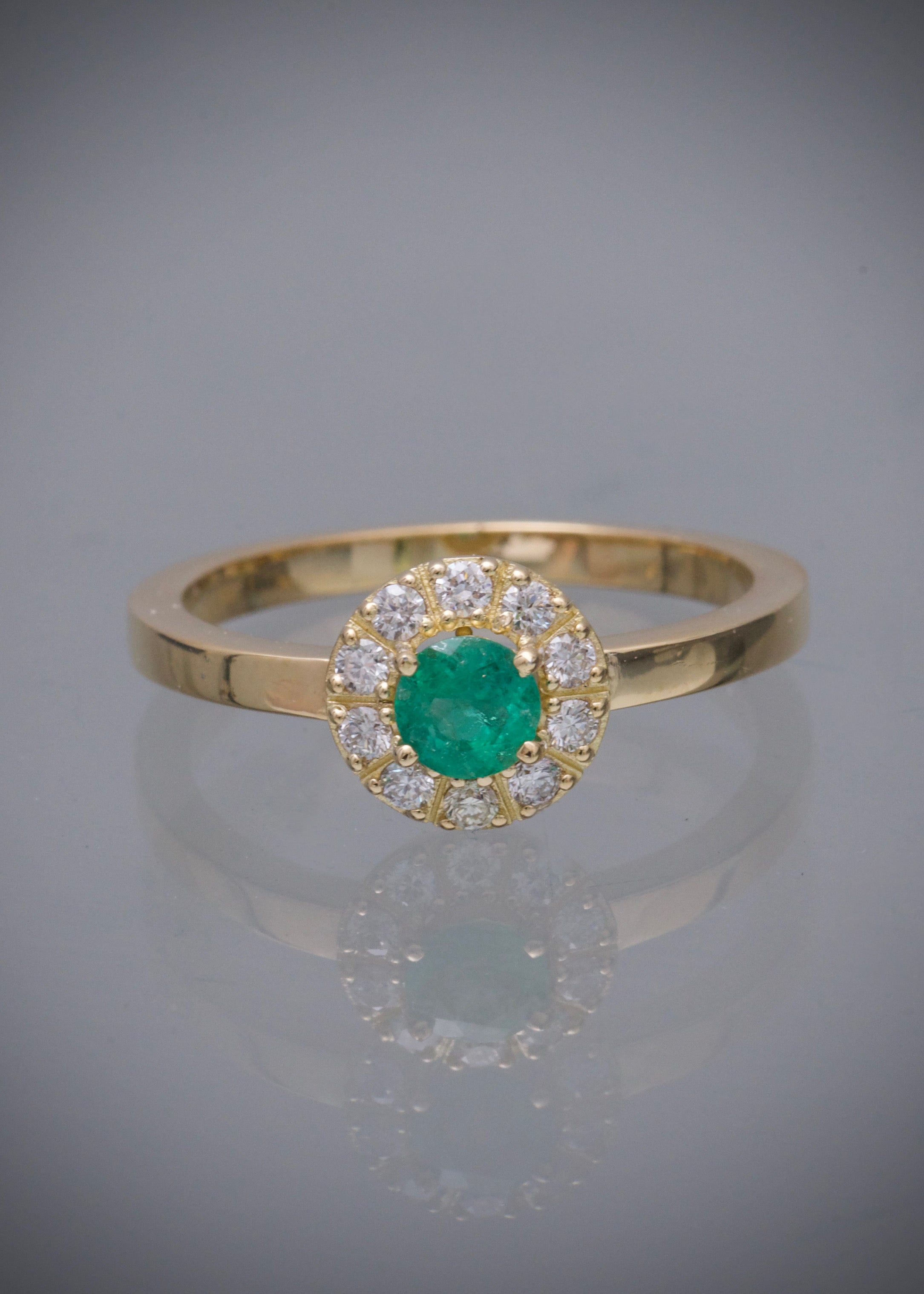 Solitario con 32pts de esmeralda y 22pts de diamantes 4.9gr / TALLA 8 3/4 / Oro Amarillo (Joya) M