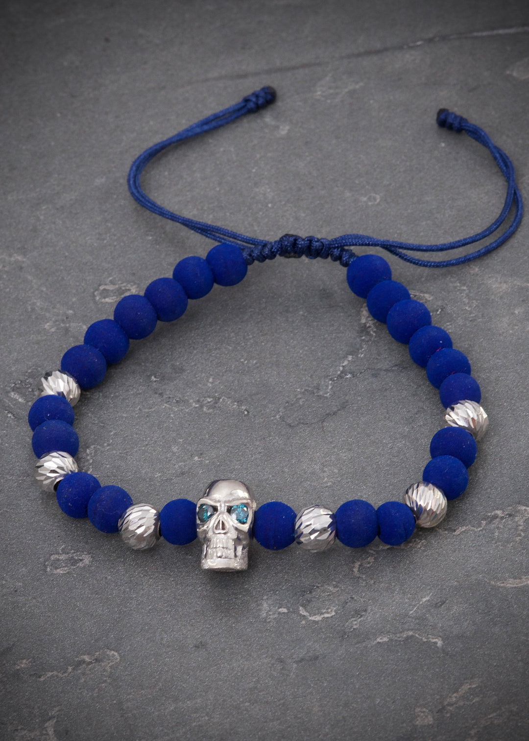 Pulsera en hilo azul con herraje calavera 4.58gr — Oro Blanco