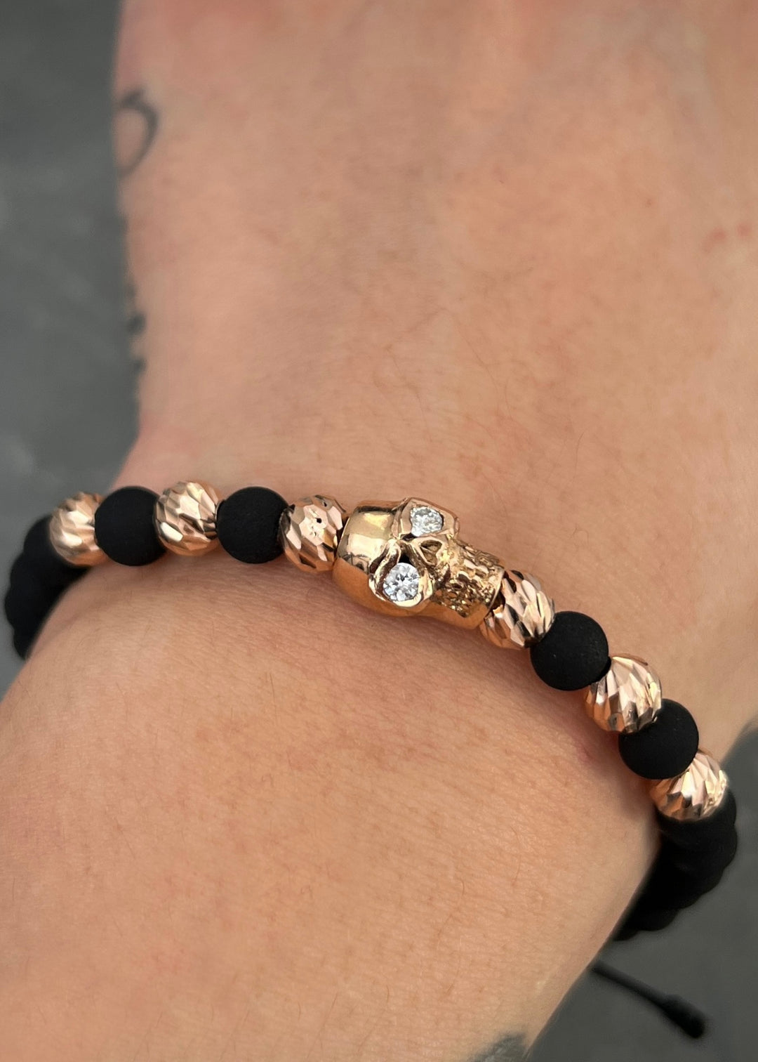 Pulsera en hilo negro con herraje calavera 4.94gr — Oro Rosado