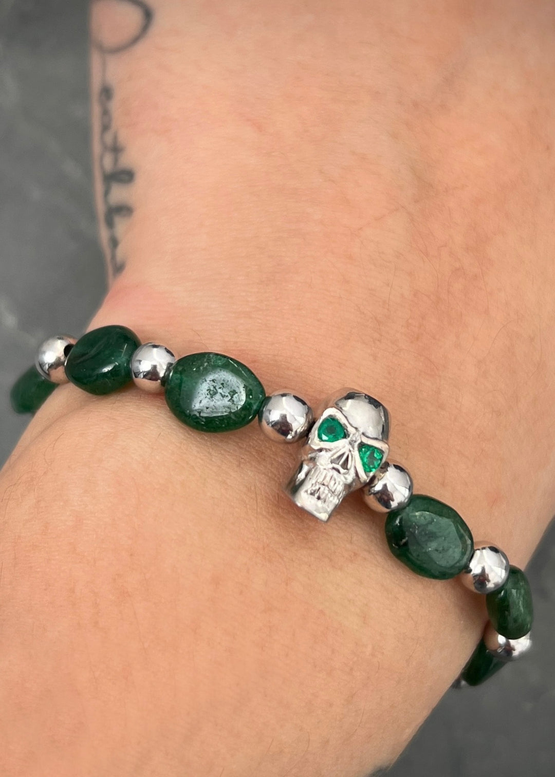 Pulsera en hilo verde con herraje calavera 4.9gr — Oro Blanco