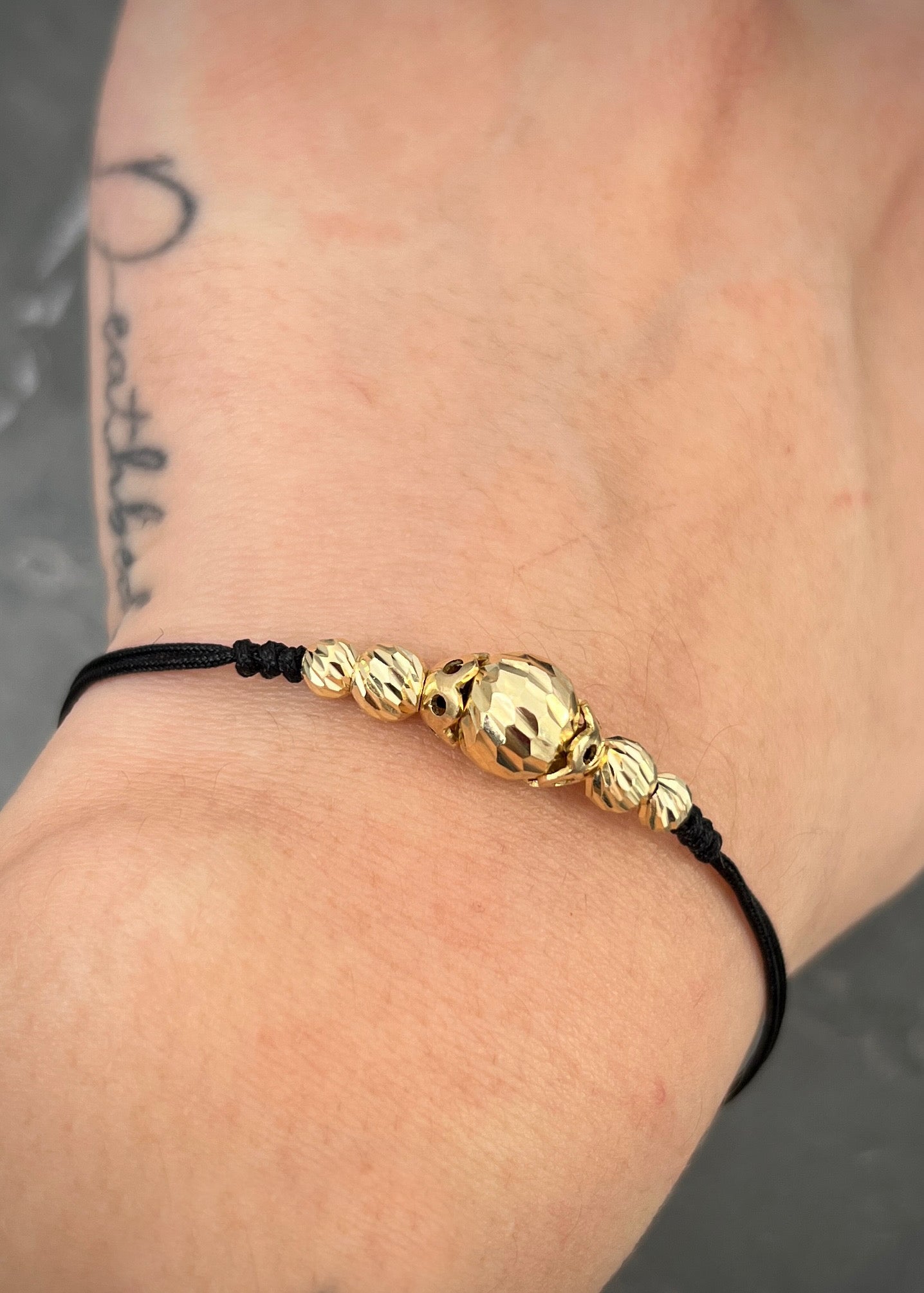 Pulsera en hilo negro con bolas diamantadas 1.59gr / Oro Amarillo (Joya) M