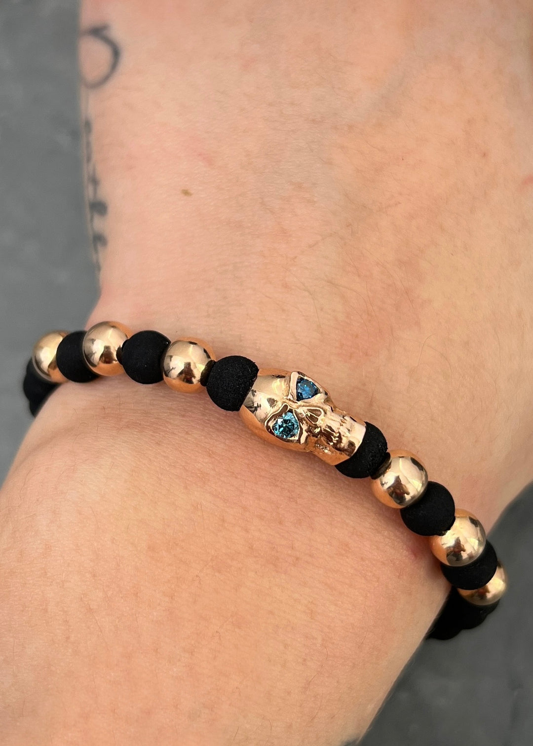Pulsera en hilo negro con herraje calavera 4.86gr — Oro Rosado