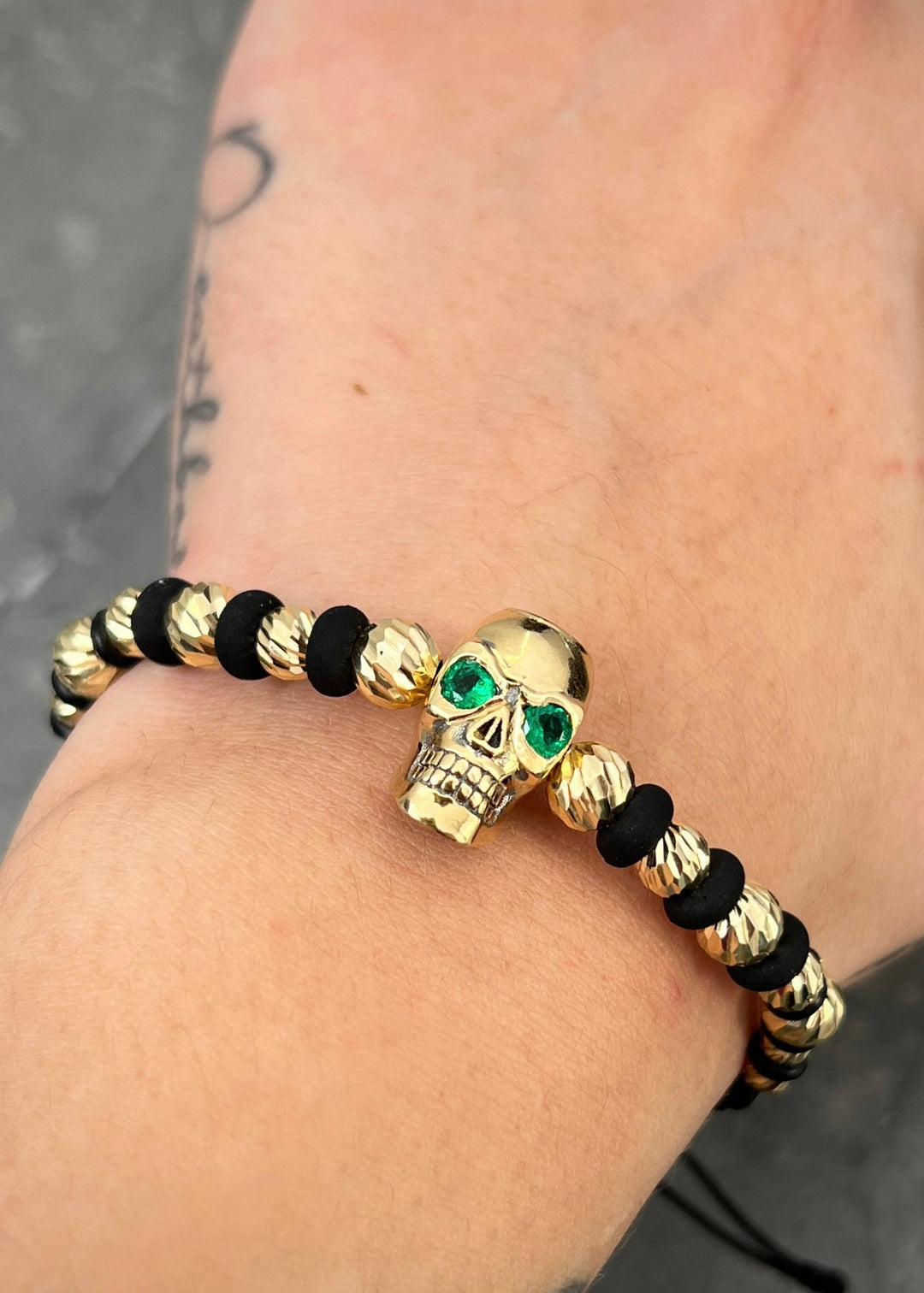 Pulsera en hilo negro con herraje calavera 9.75gr — Oro Amarillo