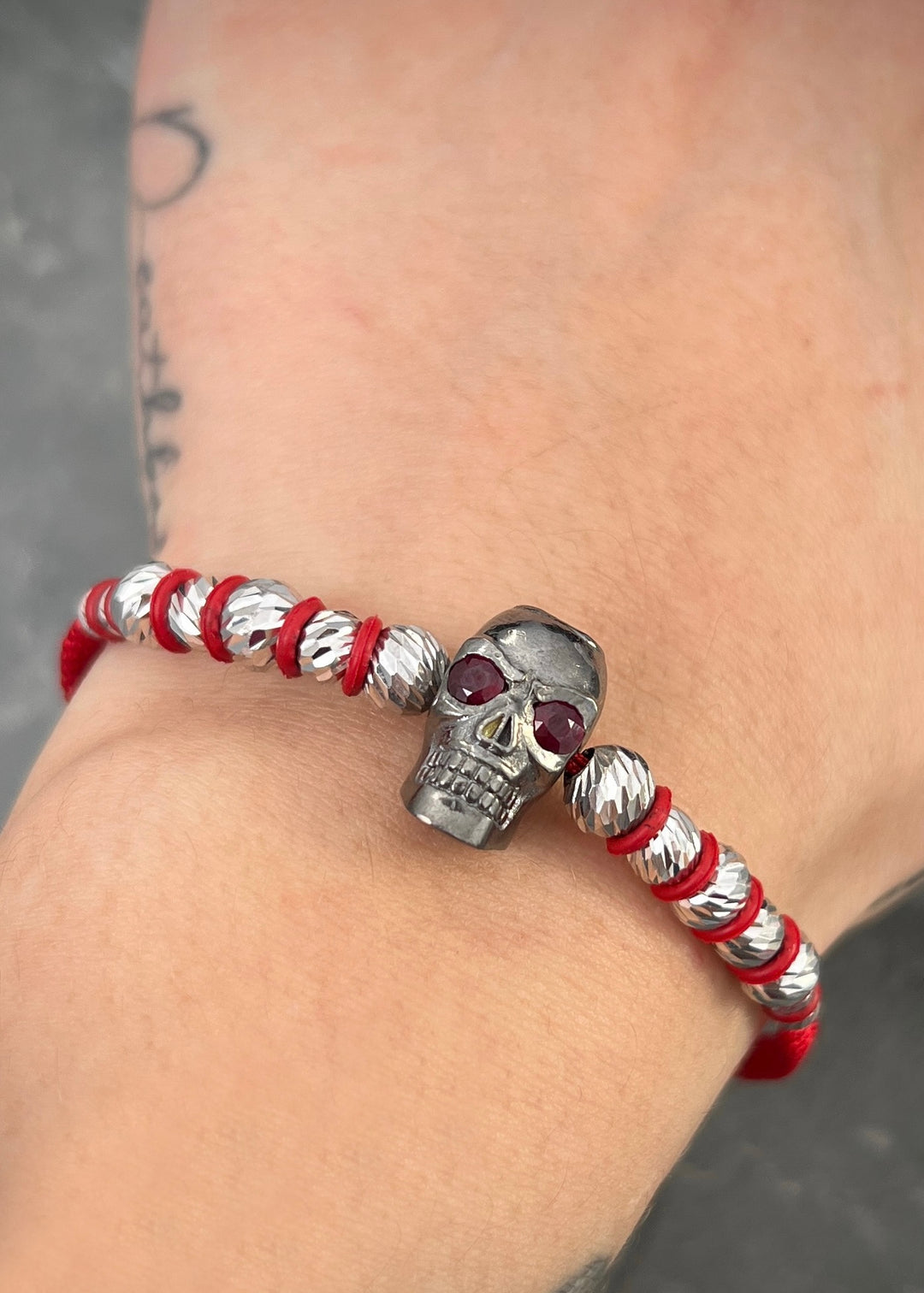 Pulsera en hilo rojo con herraje calavera 10.35gr — Oro Blanco