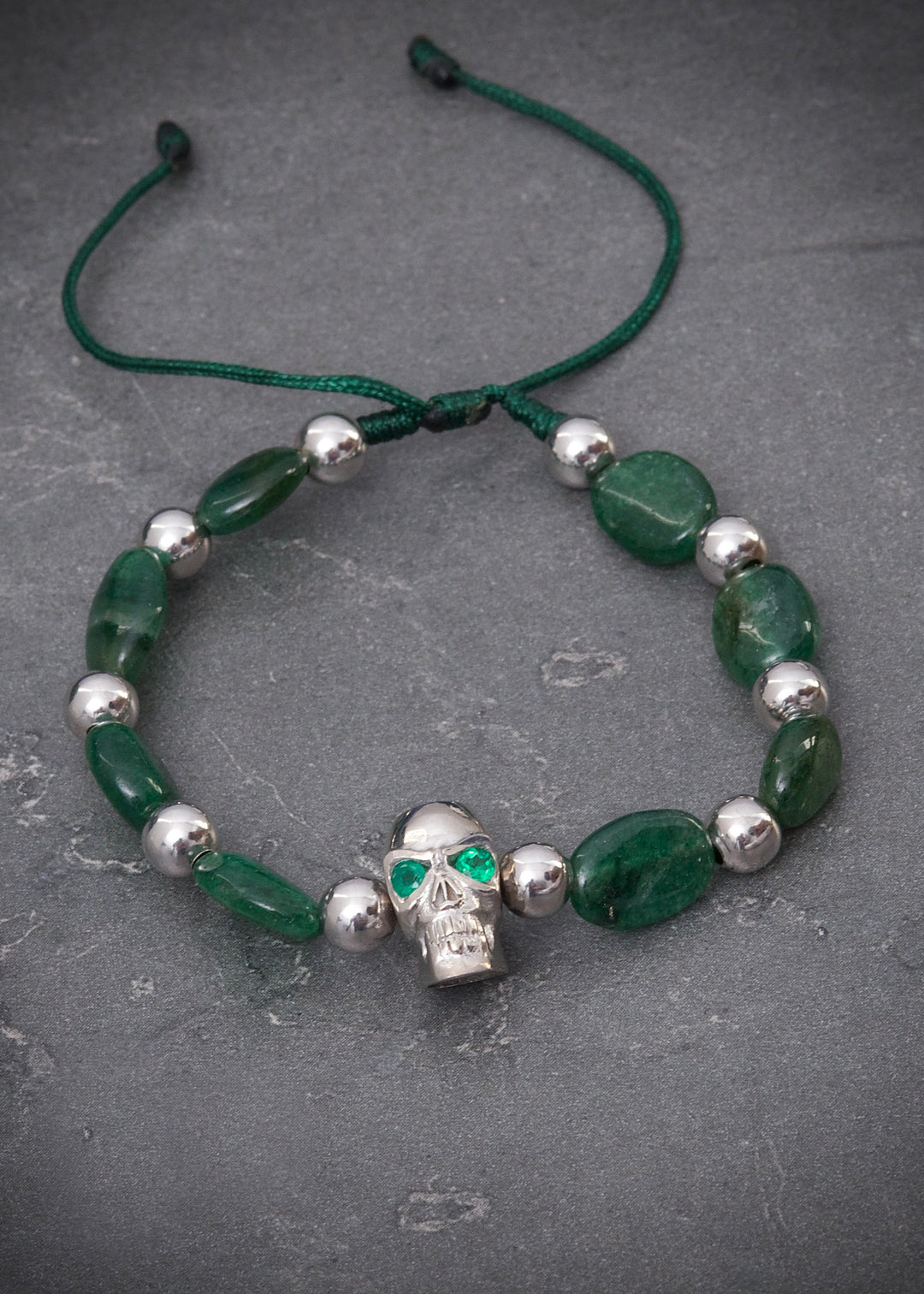 Pulsera en hilo verde con herraje calavera 4.9gr — Oro Blanco