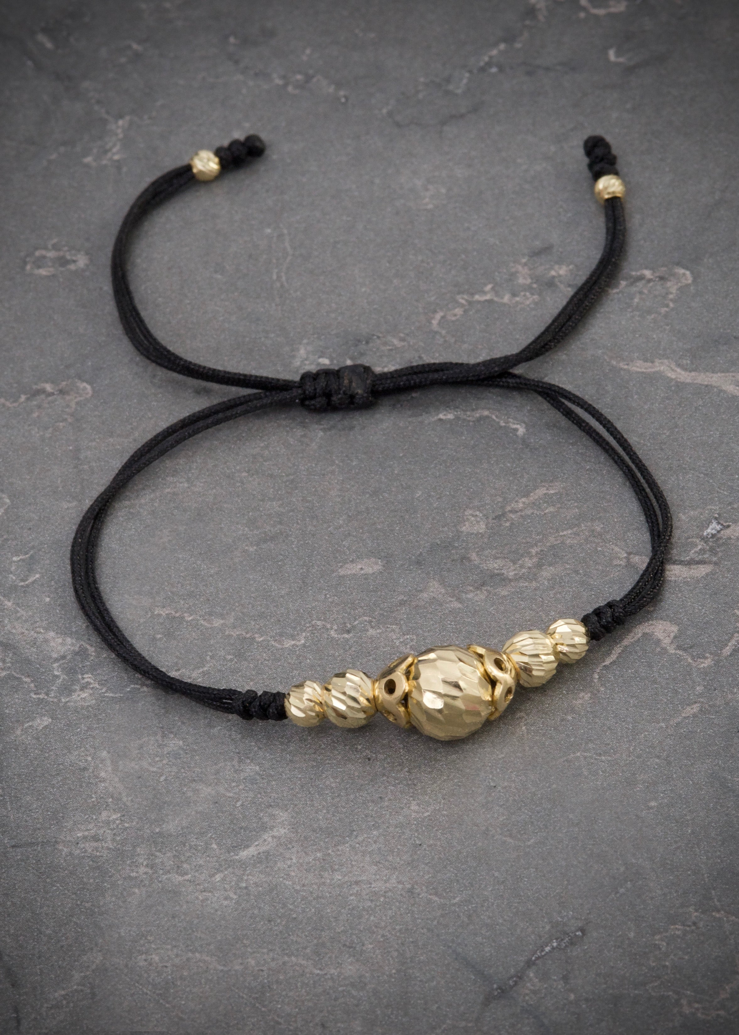 Pulsera en hilo negro con bolas diamantadas 1.59gr / Oro Amarillo (Joya) M