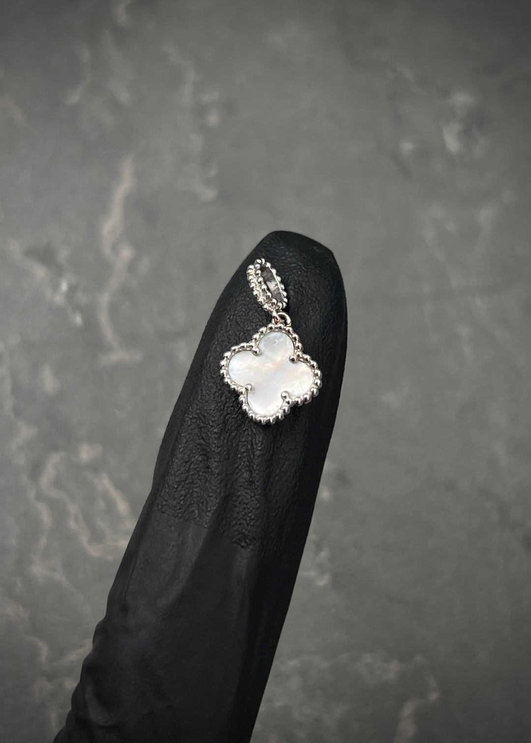 Dije lucky clover piedra blanca 1gr / Largo 1.6cm — Oro Blanco