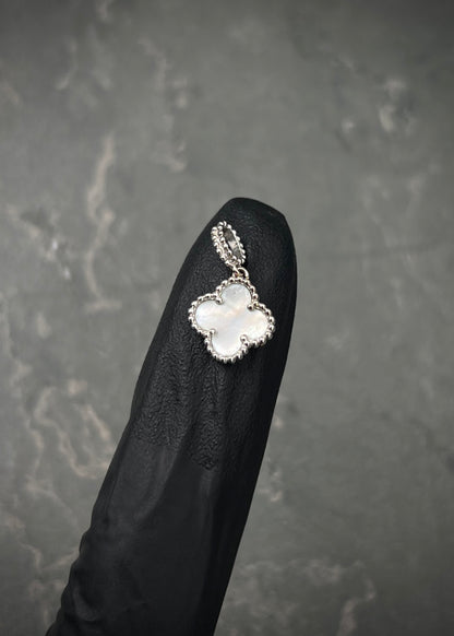 Dije lucky clover piedra blanca 1gr / Largo 1.6cm / Oro Blanco Nac B