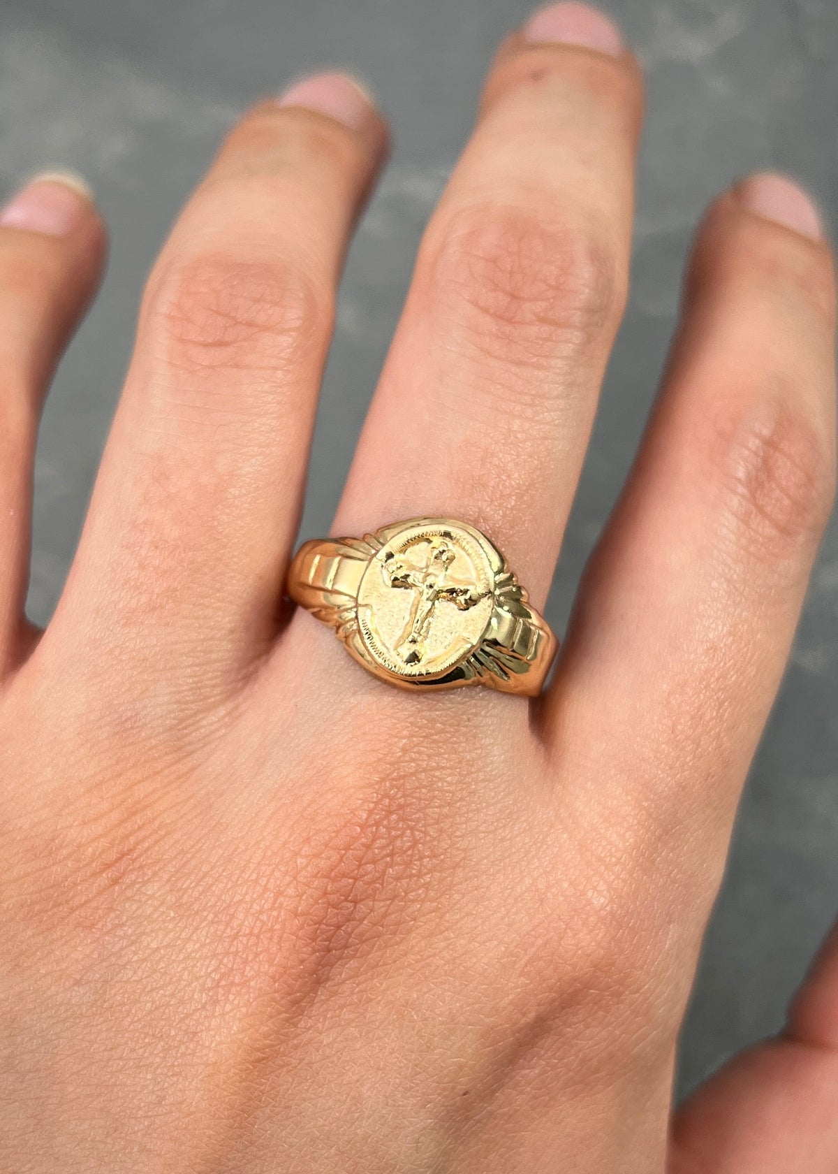 Anillo Cristo 2.1gr / Talla 10 1/2 — Oro Amarillo