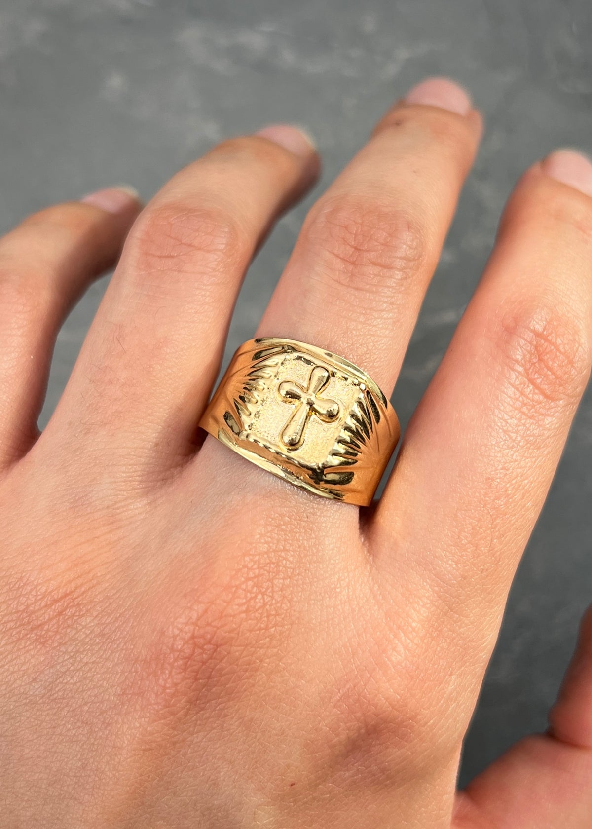 Anillo Cruz 3.6gr / Talla 10 1/2 — Oro Amarillo