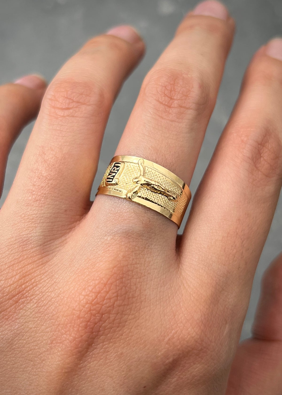Anillo Cristo 2.65gr / Talla 10 1/2 — Oro Amarillo