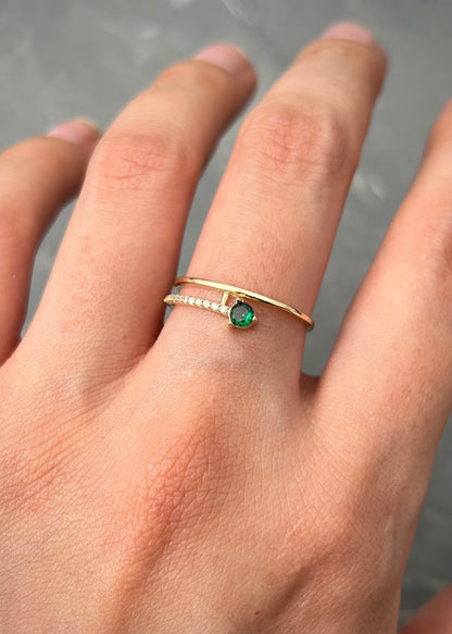 Anillo con Swarovski Verde y Blanco 1.5gr / Talla 5 1/4 — Oro Amarillo