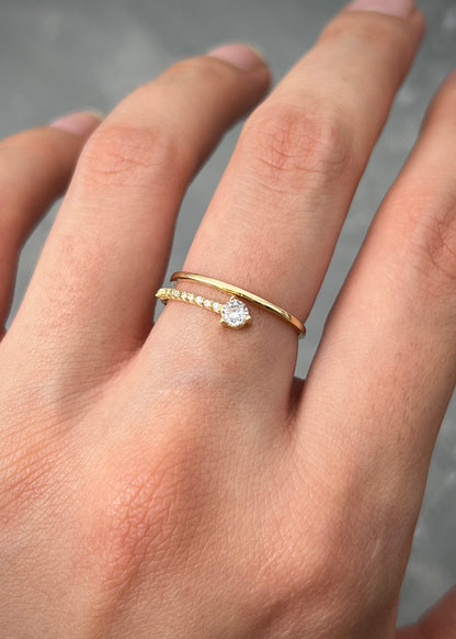 Anillo con Swarovski Blanco 1.6gr / Talla 5 1/2 — Oro Amarillo