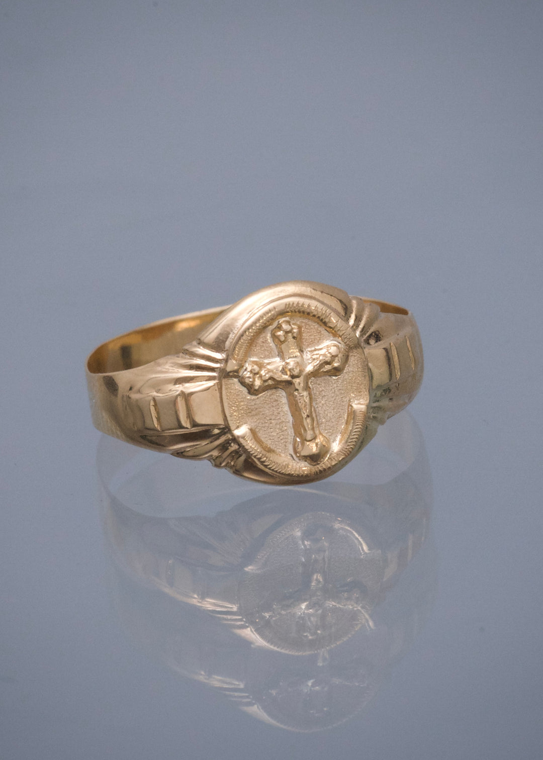 Anillo Cristo 2.1gr / Talla 10 1/2 — Oro Amarillo