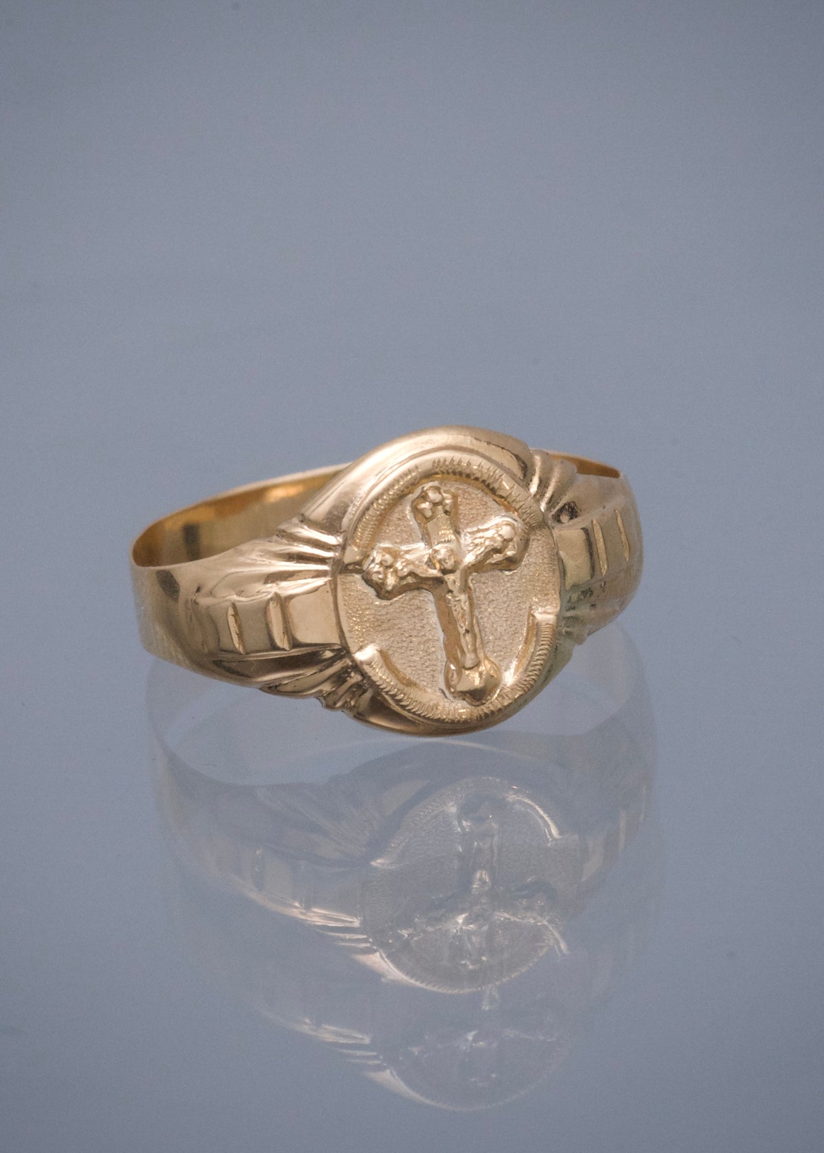 Anillo Cristo 2.1gr / Talla 10 1/2 — Oro Amarillo