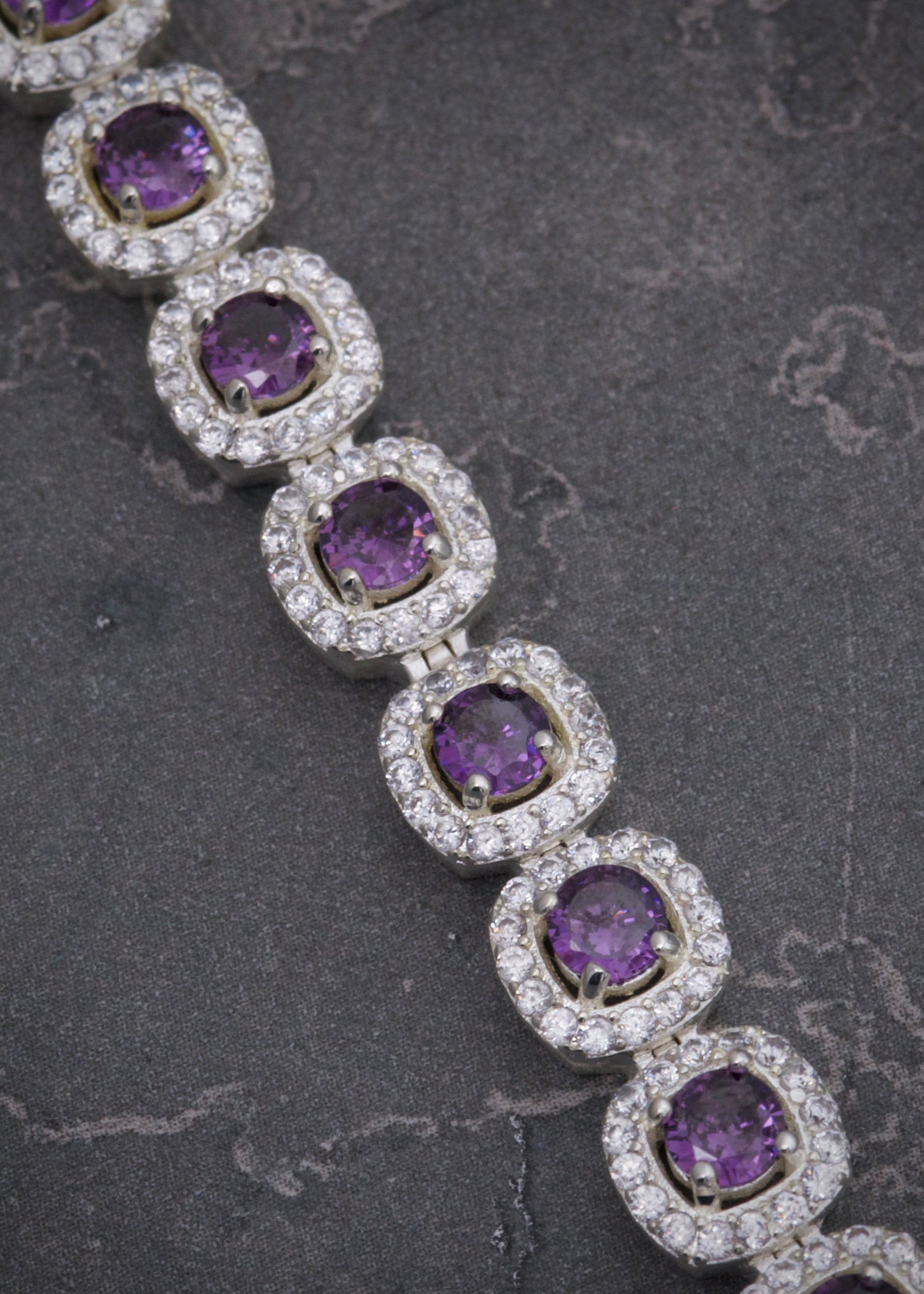 Pulso tenis con swarovski morado y blanco 24gr / Largo 19.5cm / Plata B