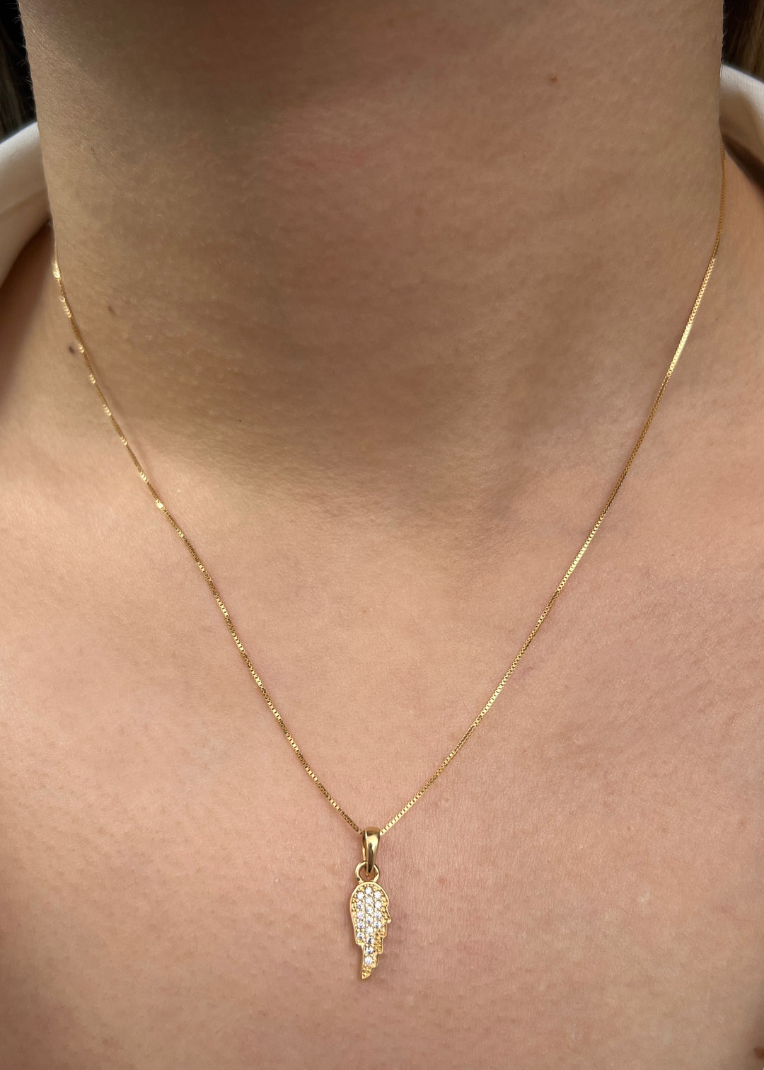 Dije ala con swarovski blanco 1gr / Largo 2cm — Oro Amarillo