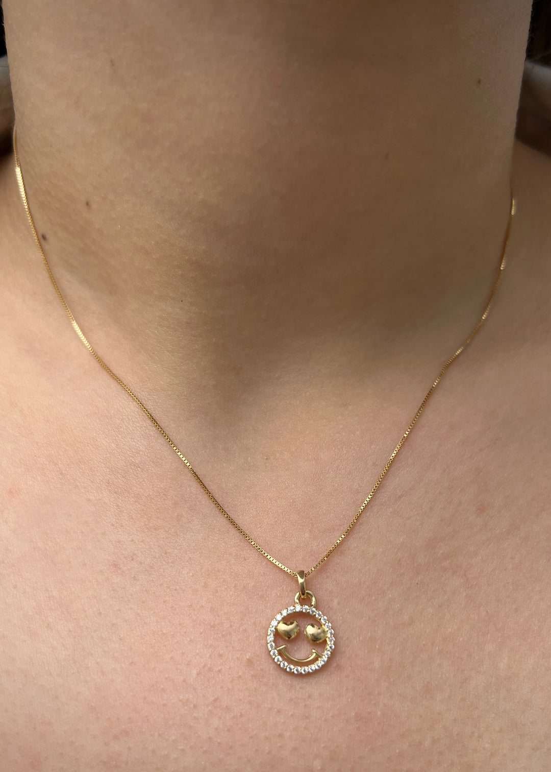 Dije cara feliz con swarovski blanco 0.75gr / Largo 1.7cm — Oro Amarillo