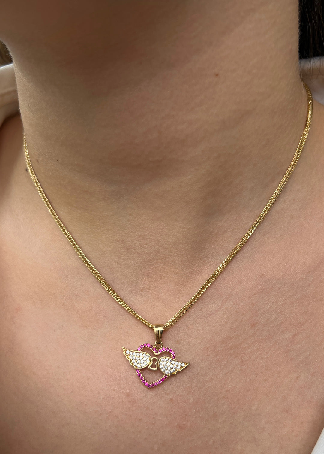 Dije corazon con alas 2.4gr / Largo 2.1cm — Oro Amarillo