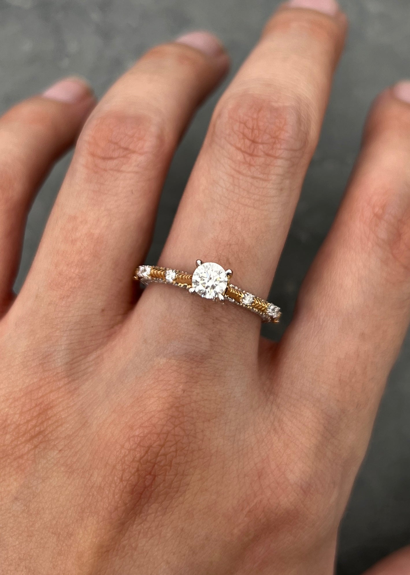 Solitario con 38pts de diamante central y 90pts de diamantes laterales 3.4gr / TALLA 6 1/2 / Oro Amarillo (Joya) M