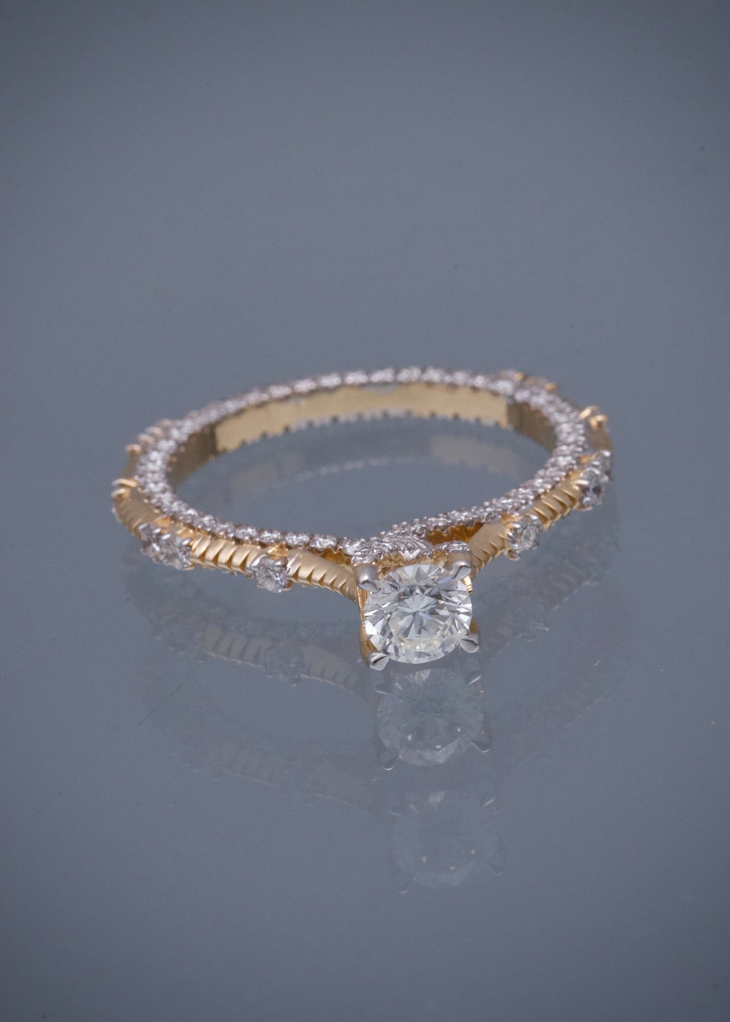 Solitario con 38pts de diamante central y 90pts de diamantes laterales 3.4gr / TALLA 6 1/2 / Oro Amarillo (Joya) M