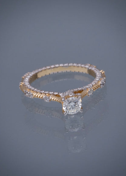 Solitario con 38pts de diamante central y 90pts de diamantes laterales 3.4gr / TALLA 6 1/2 / Oro Amarillo (Joya) M