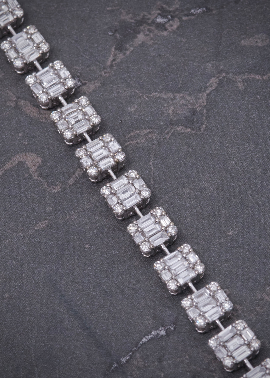 Pulso con 141pts de diamantes 12.5gr / Largo 17cm — Oro Blanco