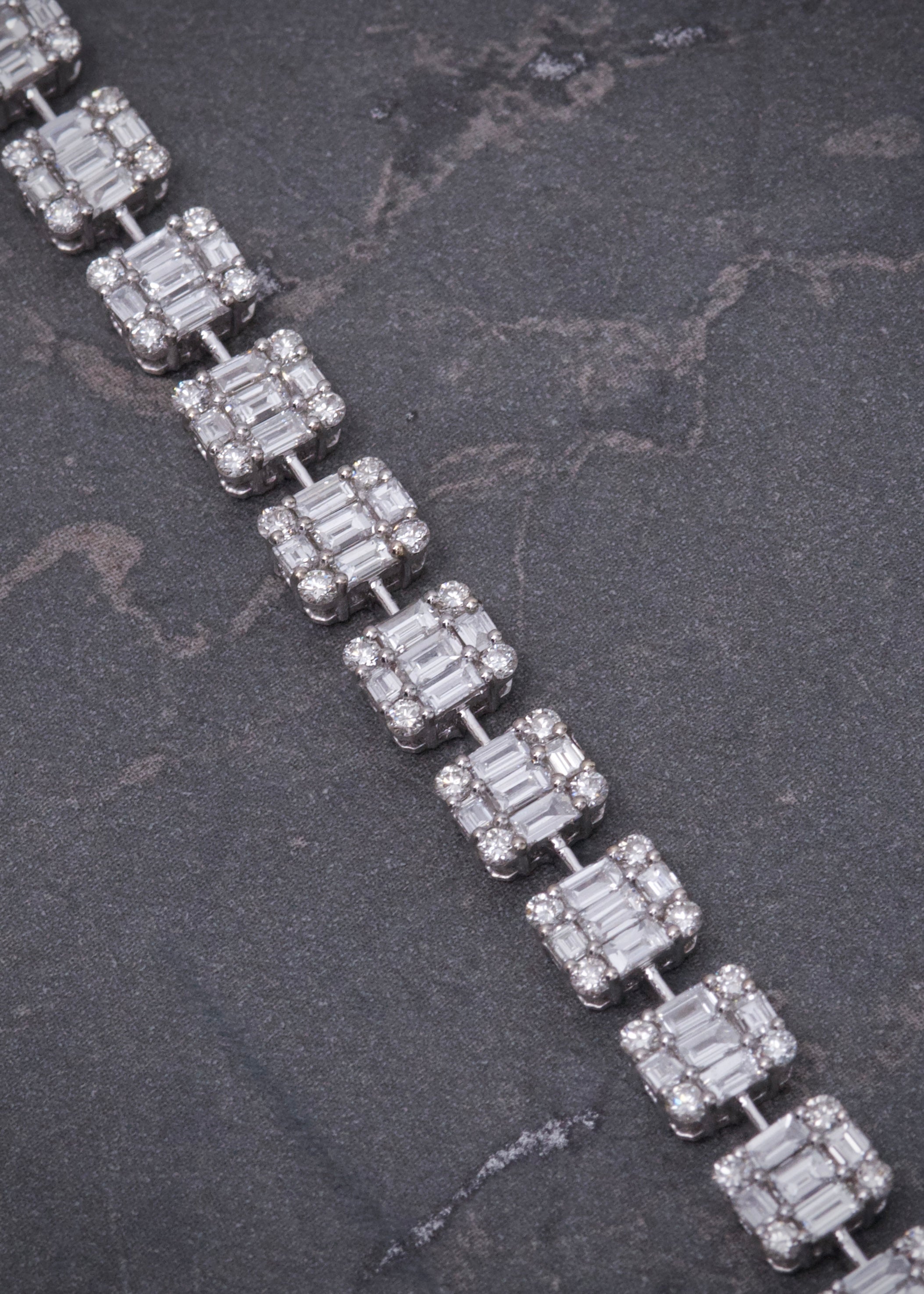 Pulso con 141pts de diamantes 12.5gr / Largo 17cm / Oro Blanco (Joya) M