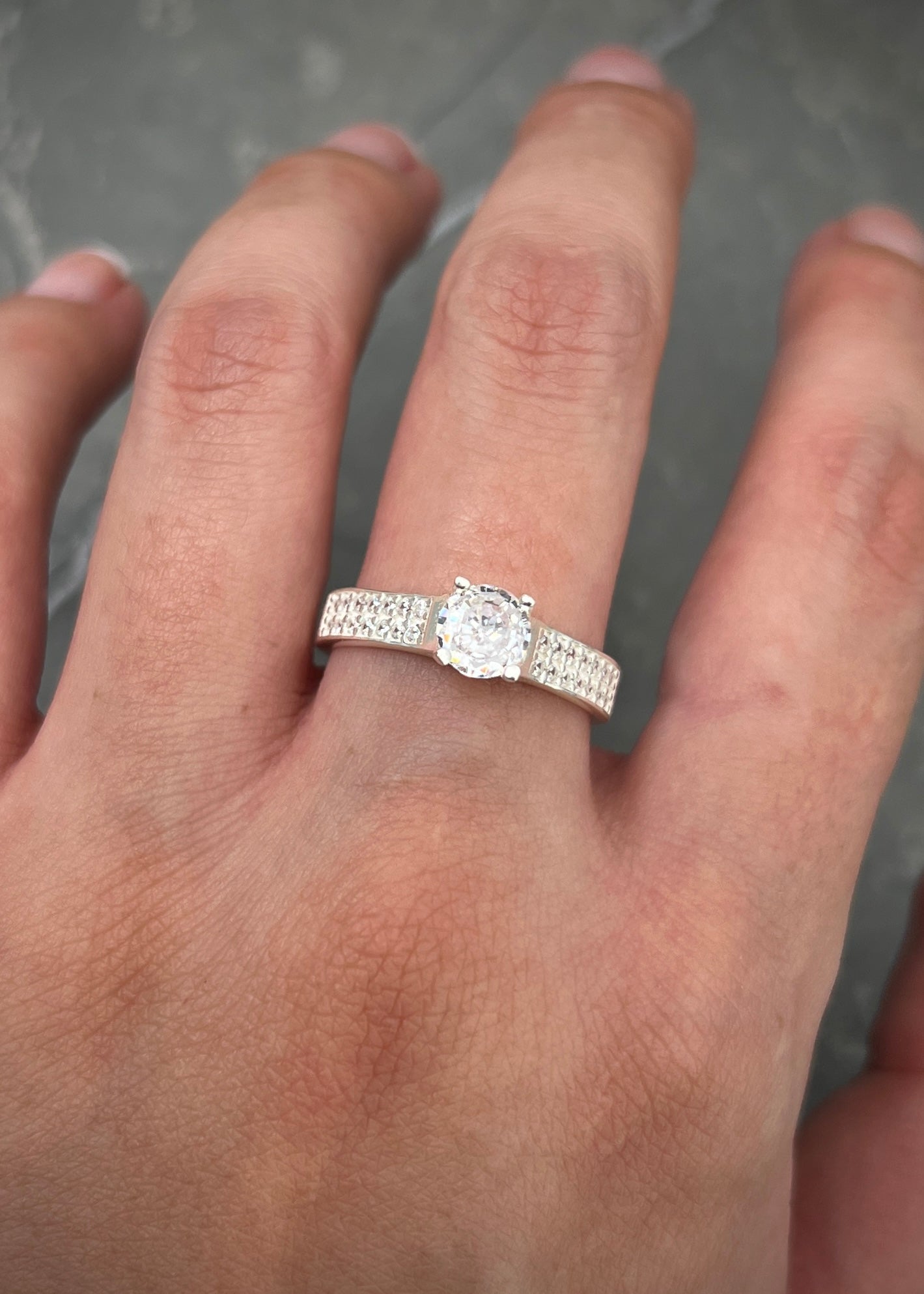 Solitario con swarovski blanco 2.85gr / TALLA 7 3/4 / Plata B