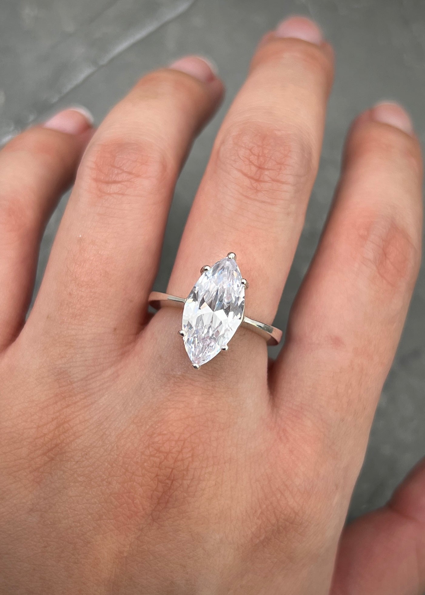 Solitario con swarovski blanco 5.3gr / TALLA 5 3/4 / Plata B