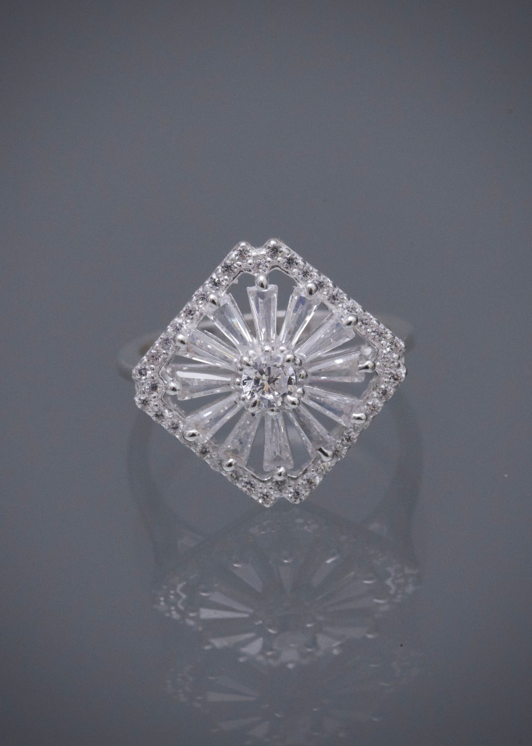 Anillo con swarovski blanco 3.7gr / Talla 6 1/2 — Plata