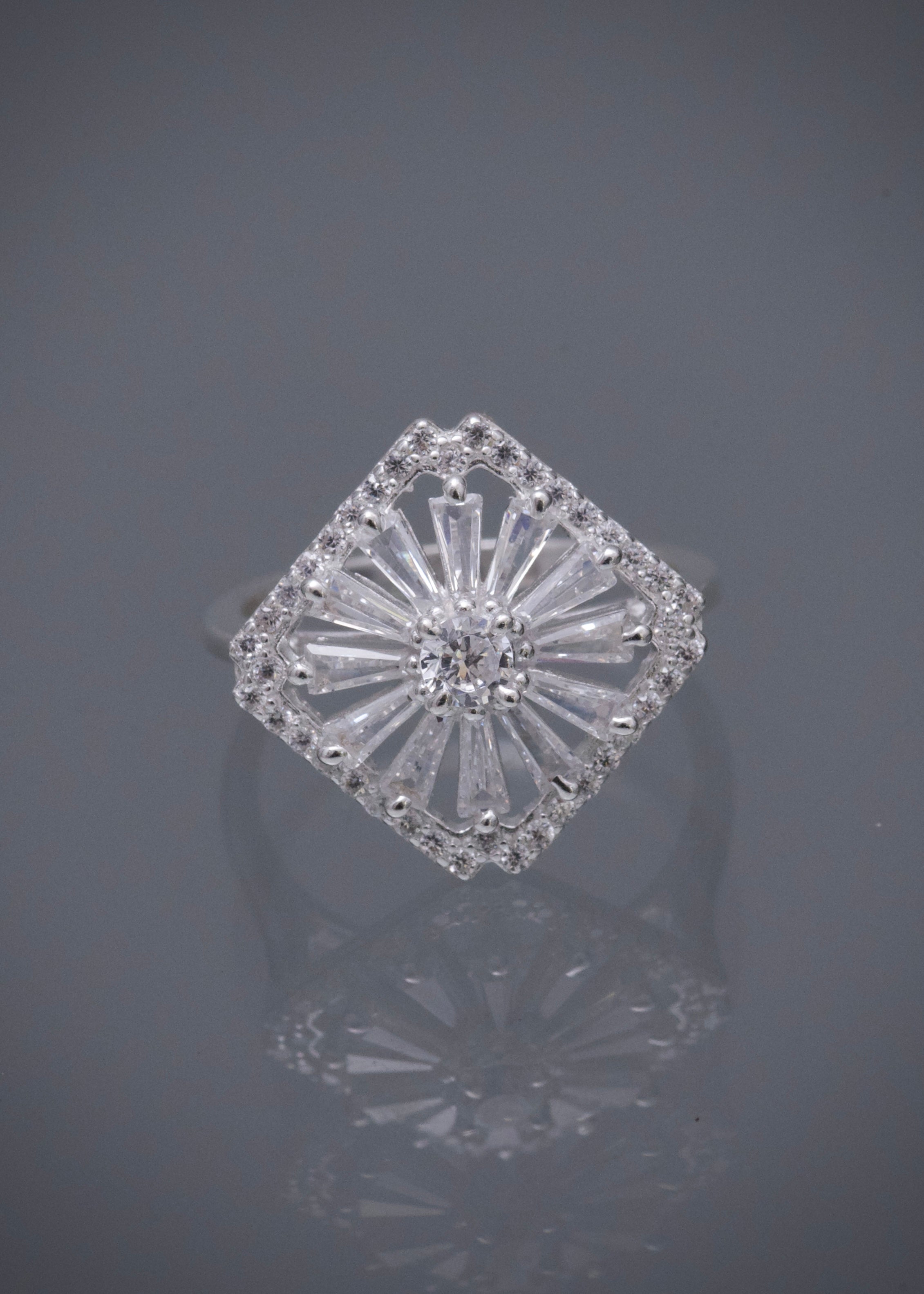 Anillo con swarovski blanco 3.7gr / Talla 6 1/2 — Plata