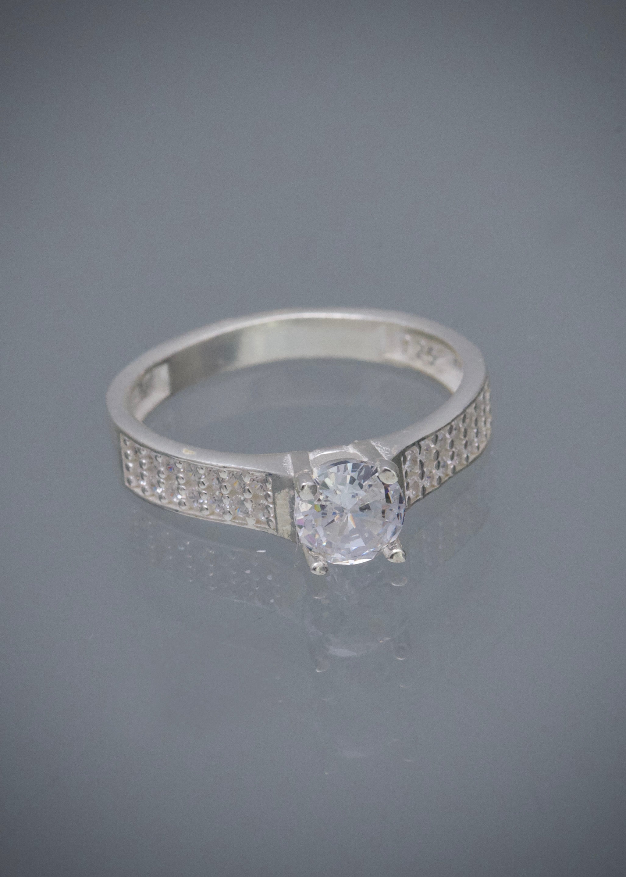 Solitario con swarovski blanco 2.85gr / TALLA 7 3/4 / Plata B