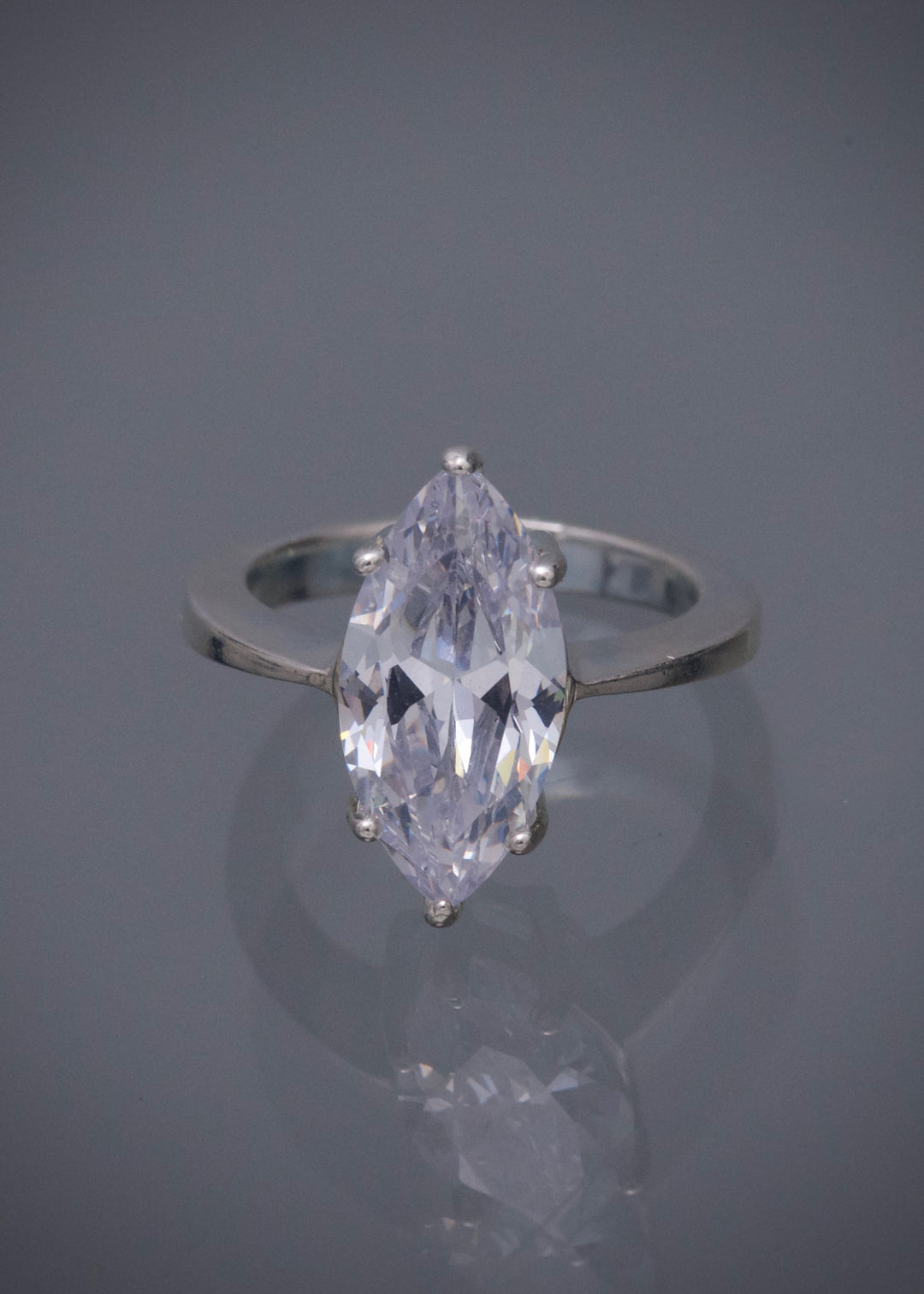 Solitario con swarovski blanco 5.3gr / Talla 5 3/4 / — — Plata