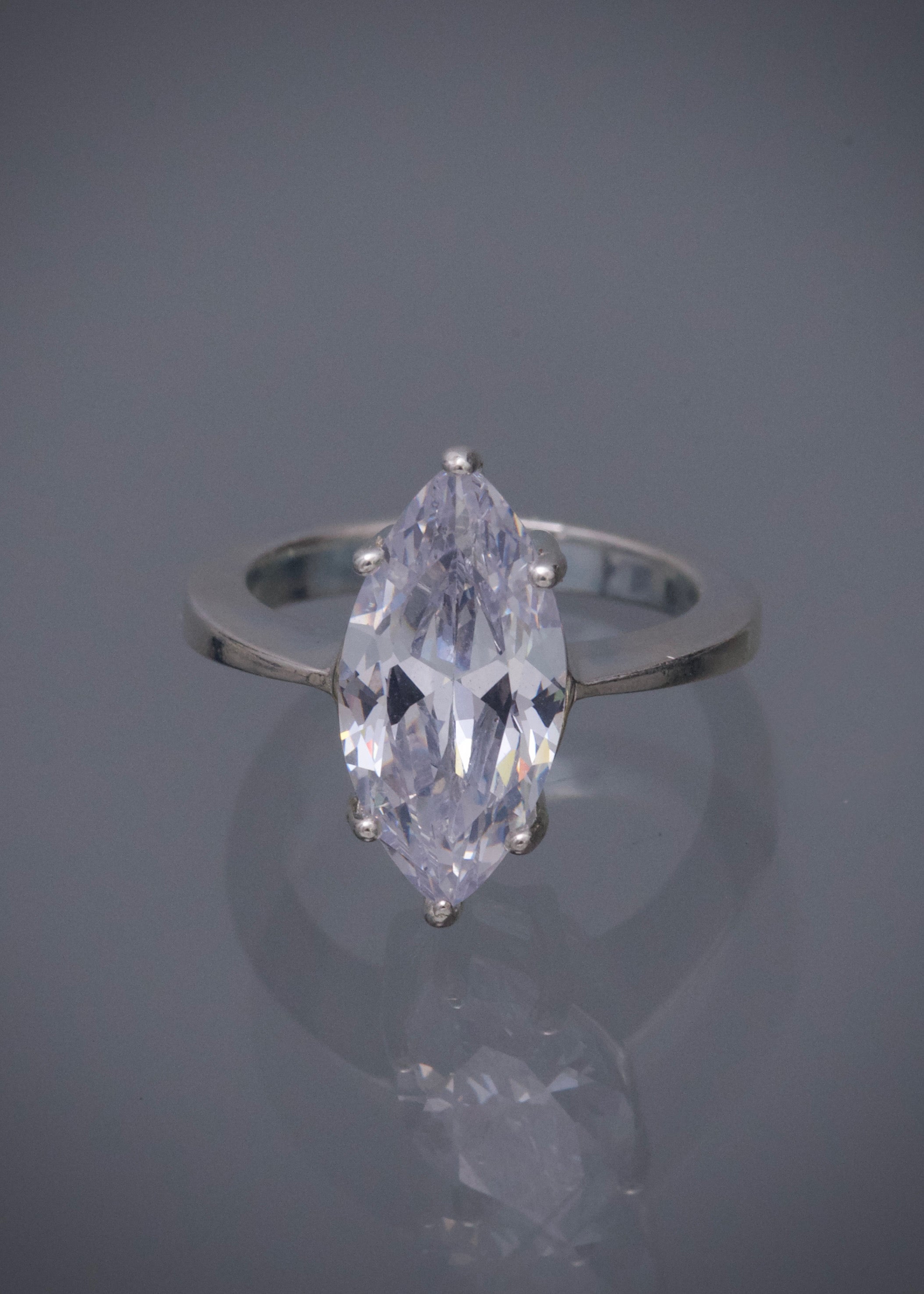 Solitario con swarovski blanco 5.3gr / TALLA 5 3/4 / Plata B