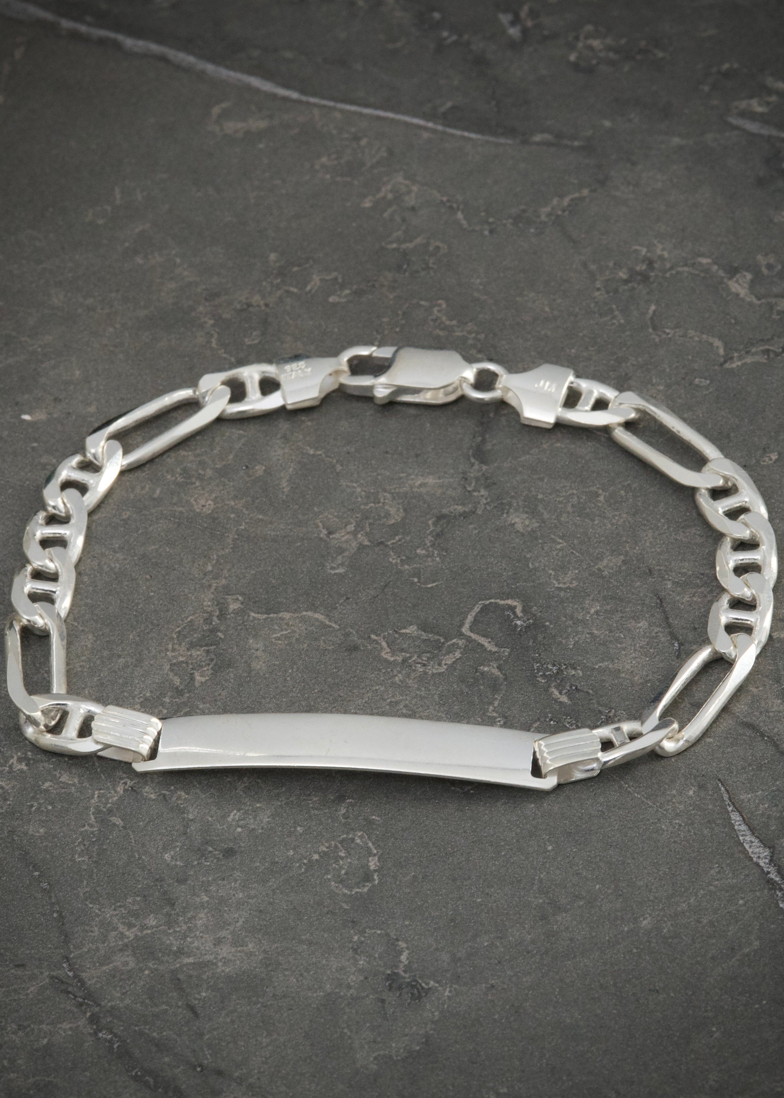 Pulso con placa 12.9gr / Largo 22cm / — — Plata